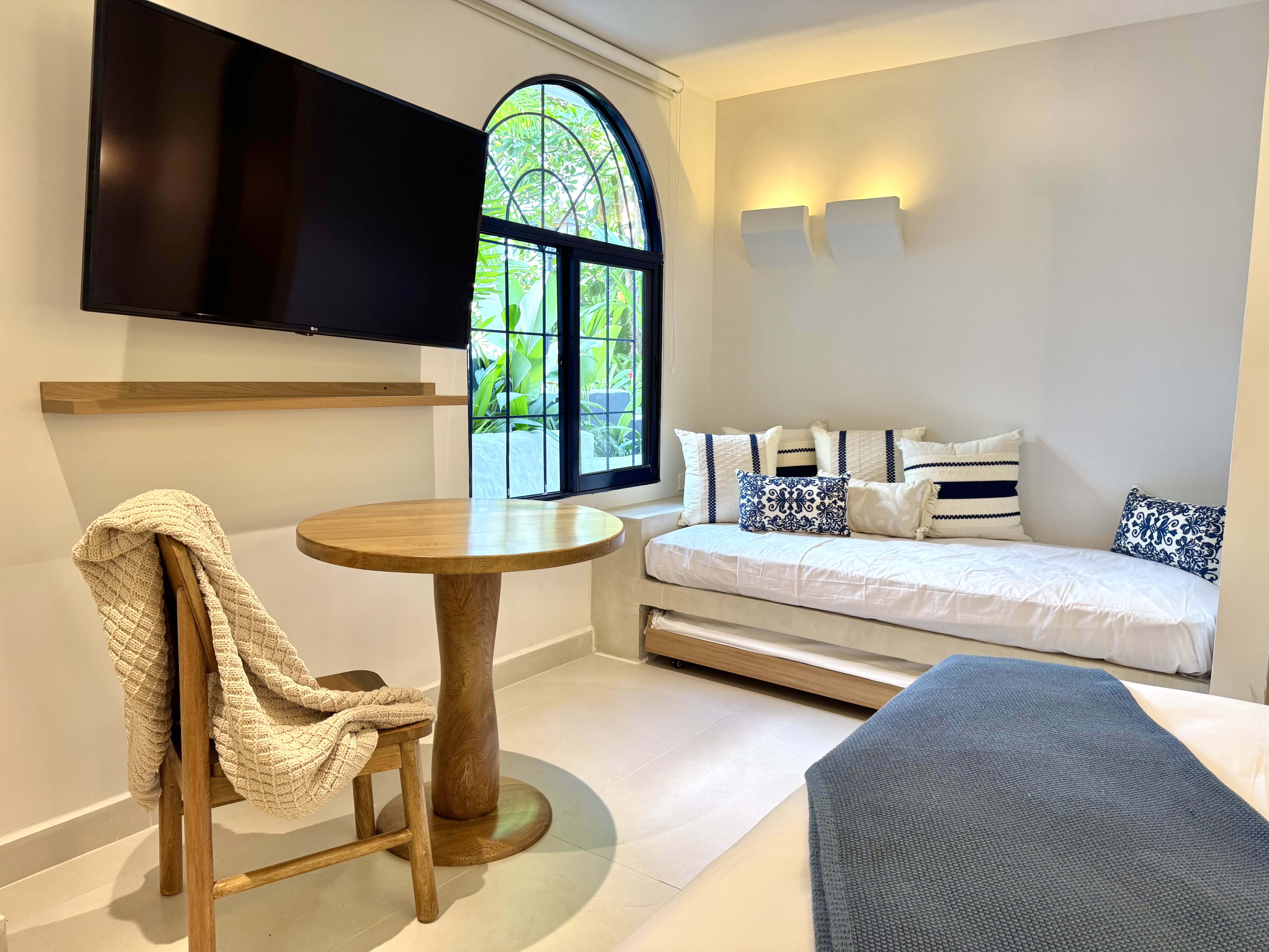 Habitación Clásica — ventana arqueada de arco negro